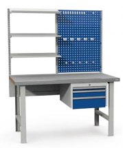 Stanowisko montażowe Table 500 C7, wyposażone w panel narzędziowy, półki i szuflady. 1530x800mm.