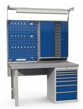 Stanowisko montażowe Table 500 C11, wyposażone w szafkę narzędziową, panel narzędziowy, szuflady i lampę, 1530x800mm.